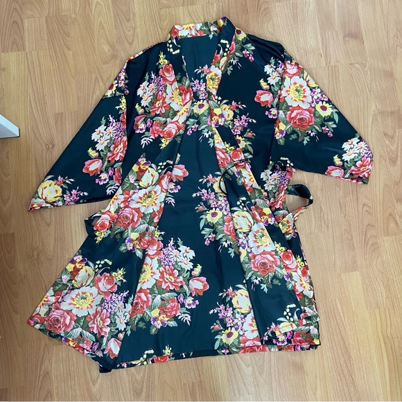 Women’s Floral Short Light Bathrobe - Picture 4 of 10